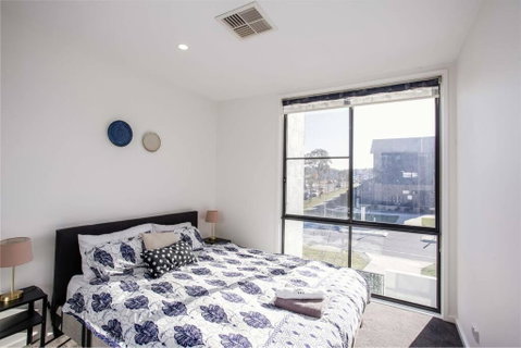 Stylish 3 BR Townhouse At Moncrieff Close To Playground - NT Tourism 3