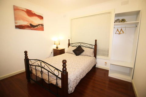 Sunny House - Melbourne Airport Home - NT Tourism 1