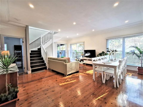 Sydney Meets Miranda, Comfy 4 Bedrooms Corner House - Accommodation NT 0