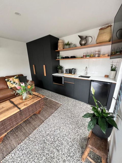 THE BANKSIA SUITE - Accommodation NT 2