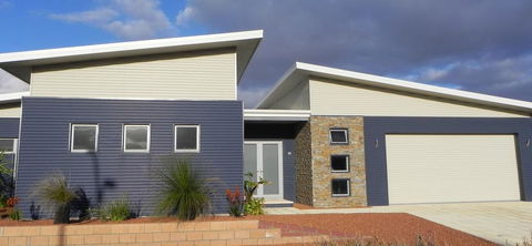 Beautifully Appointed Large Family Home - NT Tourism 1
