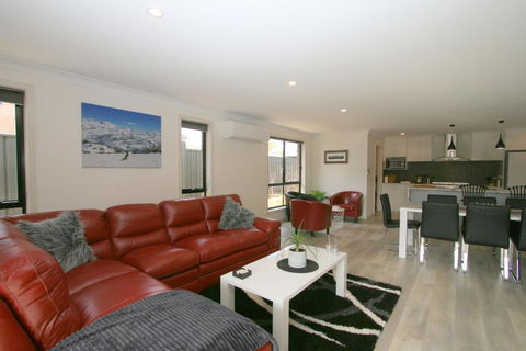 Bedrock - 11 Twynam Street, Jindabyne - NT Tourism 3
