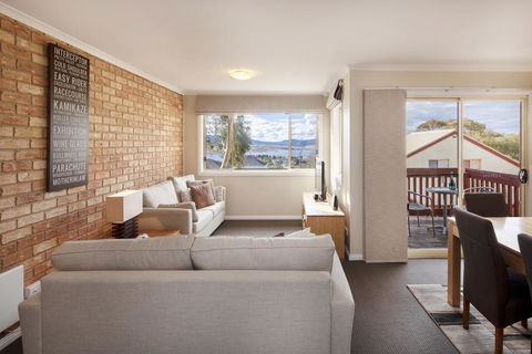 Beloka 9 - Overlooking Lake Jindabyne - NT Tourism 0