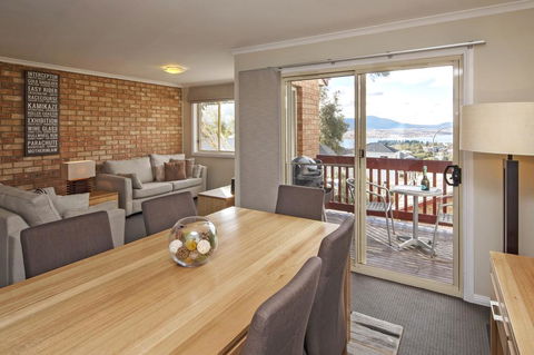 Beloka 9 - Overlooking Lake Jindabyne - NT Tourism 3