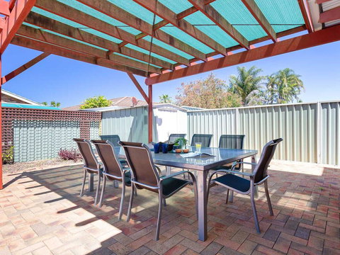 Blue Bay, 83a Rocky Point Road - Foxtel & Air Conditioning Downstairs - Accommodation NT 2