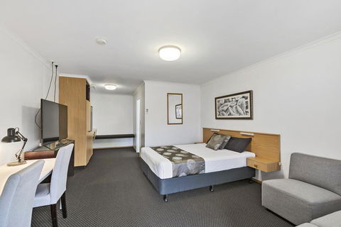 Blue Shades Motel - NT Tourism 0