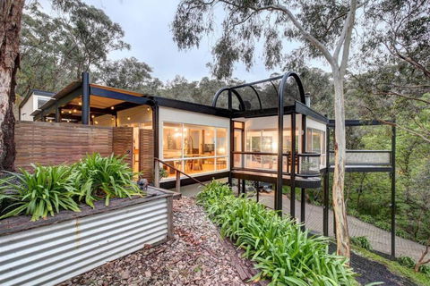 The Treehouse - NT Tourism 0