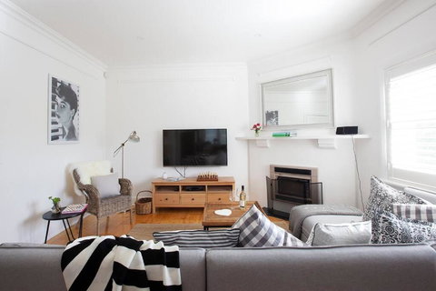 THE WHITE HOUSE Luxury Villa Embedded In History - Accommodation NT 0