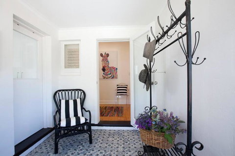 THE WHITE HOUSE Luxury Villa Embedded In History - Accommodation NT 1