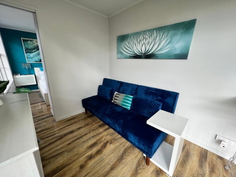 Tiny House In Belconnen 1BR Self Contained Wine - Accommodation NT 3