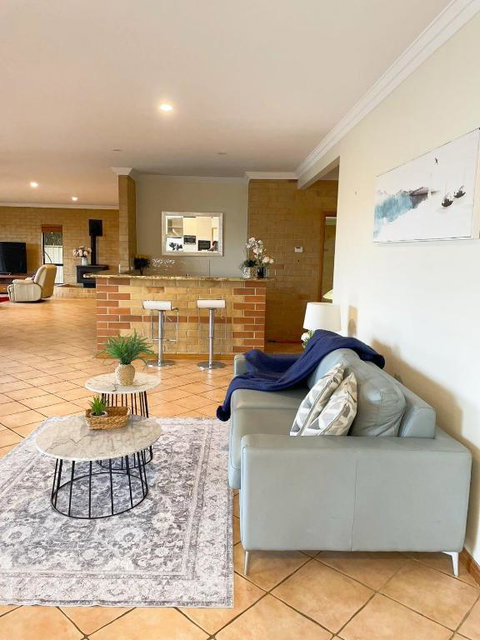 Waterfront Entire Luxury House With Bay View And Pool - Accommodation NT 3