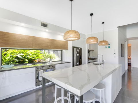 WATERFRONT HOME BORDERING MOOLOOLABA - Accommodation NT 3