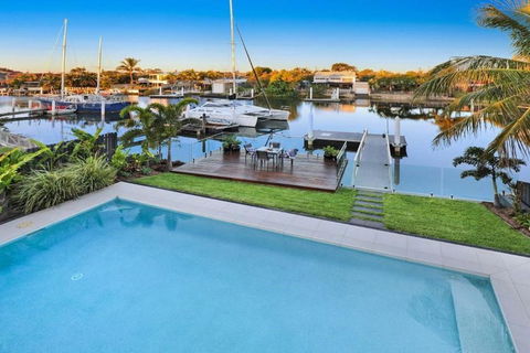 WATERFRONT HOME BORDERING MOOLOOLABA - Accommodation NT 1
