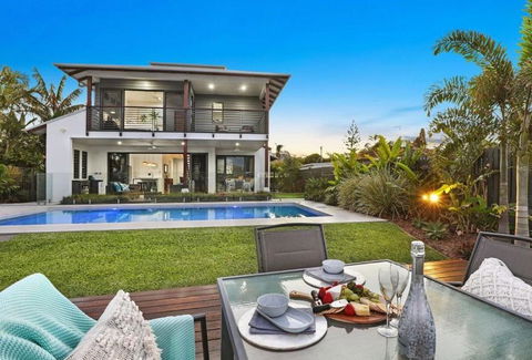 WATERFRONT HOME BORDERING MOOLOOLABA - Accommodation NT 0